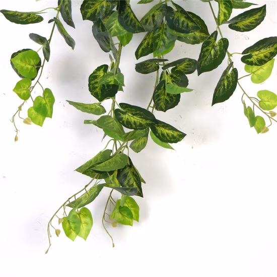 El verde colgante decorativo largo de la mimbre del Faux deja las plantas artificiales